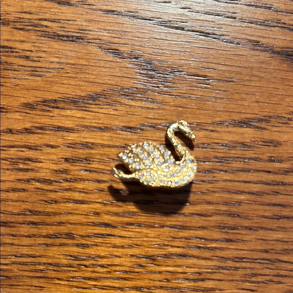 Elegant Gold-Tone Swan Brooch